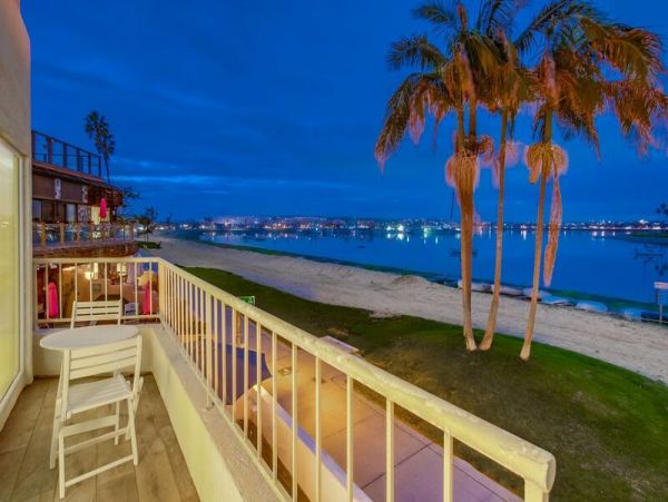 Cozy Bay Front Mission Beach 3 Bedroom Townhome