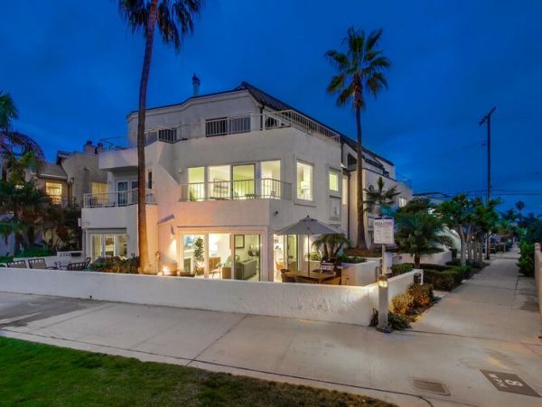 Cozy Bay Front Mission Beach 3 Bedroom Townhome