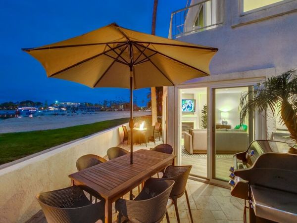 Cozy Bay Front Mission Beach 3 Bedroom Townhome