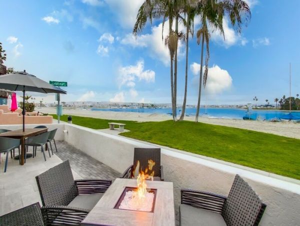 Cozy Bay Front Mission Beach 3 Bedroom Townhome