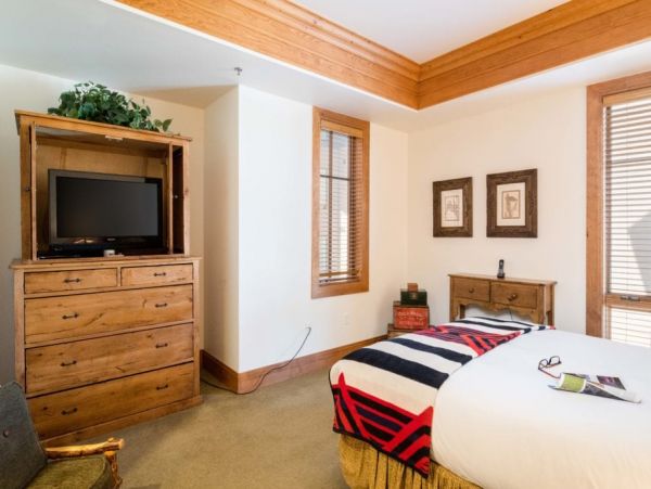 Walking distance to Teton Village slopes Restaurants and shops
