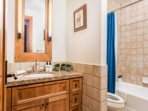 Walking distance to Teton Village slopes Restaurants and shops