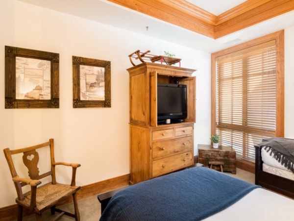 Walking distance to Teton Village slopes Restaurants and shops
