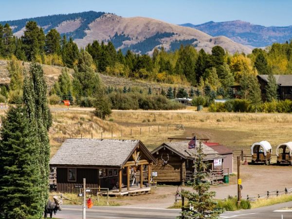 Walking distance to Teton Village slopes Restaurants and shops
