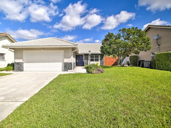 Four Bedroom Pool Home for Rent in Boca Raton Sleeps 10