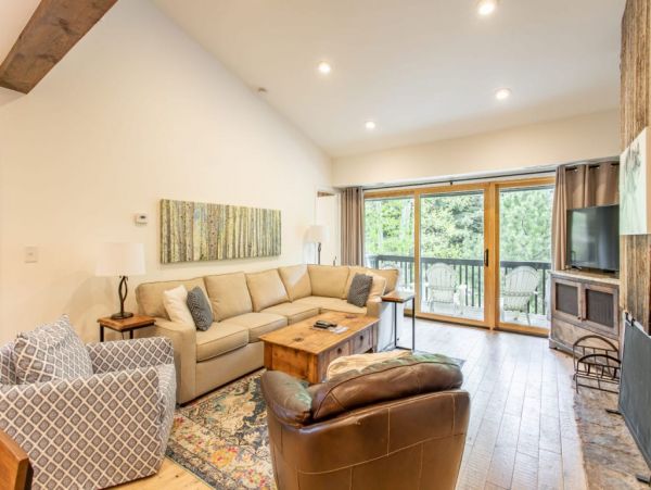 Short walk from JH Aerial Tram, Shops and restaurants
