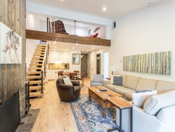 Short walk from JH Aerial Tram, Shops and restaurants
