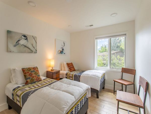 Short walk from JH Aerial Tram, Shops and restaurants