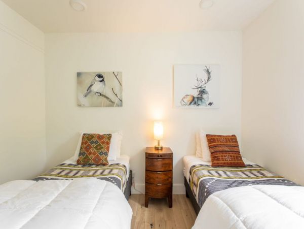 Short walk from JH Aerial Tram, Shops and restaurants