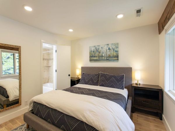 Short walk from JH Aerial Tram, Shops and restaurants