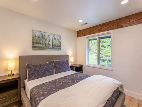 Short walk from JH Aerial Tram, Shops and restaurants