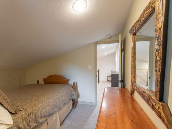 Short walk from JH Aerial Tram, Shops and restaurants