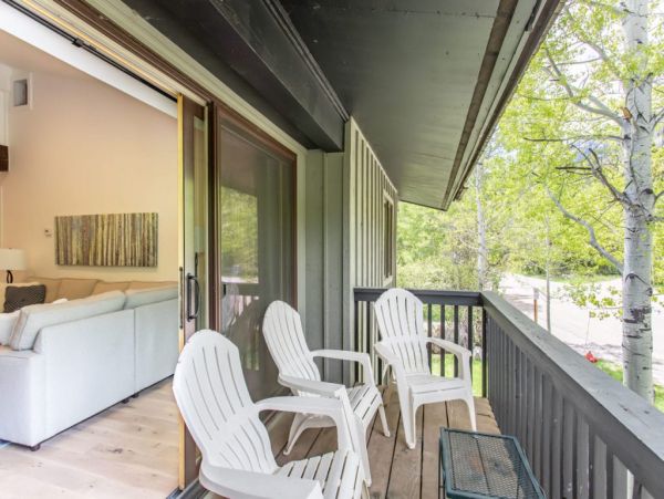Short walk from JH Aerial Tram, Shops and restaurants