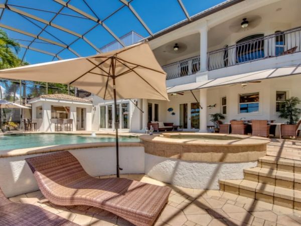 Five Bedroom Waterfront Vacation Pool Home in Cape Coral