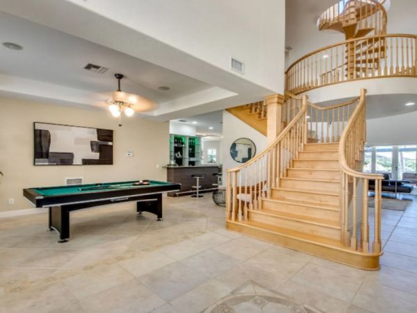 Five Bedroom Waterfront Vacation Pool Home in Cape Coral