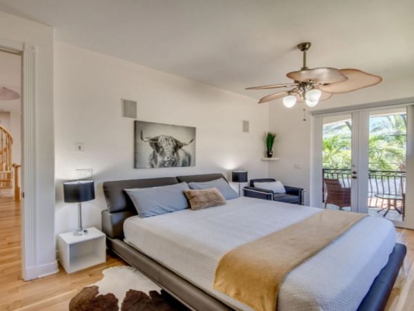 Five Bedroom Waterfront Vacation Pool Home in Cape Coral