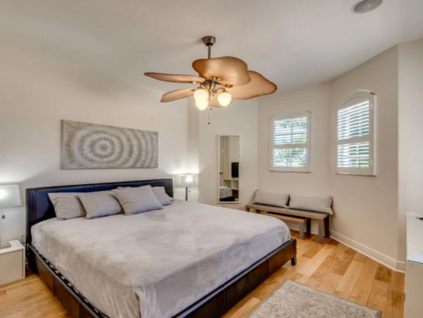 Five Bedroom Waterfront Vacation Pool Home in Cape Coral