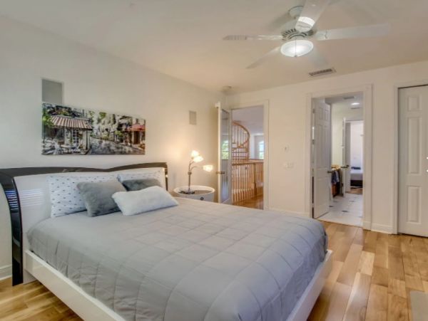 Five Bedroom Waterfront Vacation Pool Home in Cape Coral