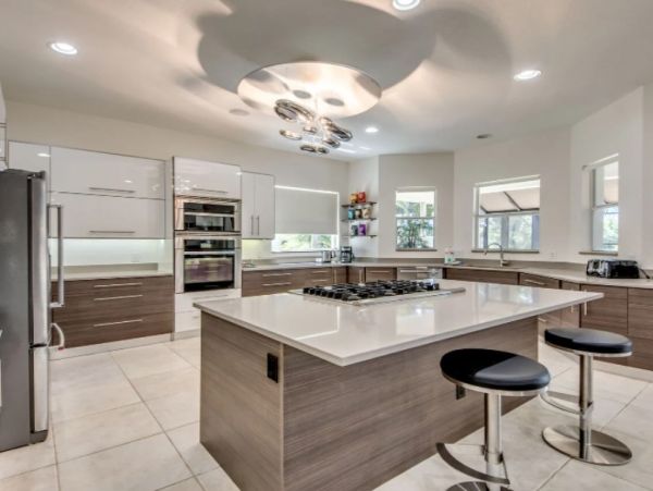 Five Bedroom Waterfront Vacation Pool Home in Cape Coral