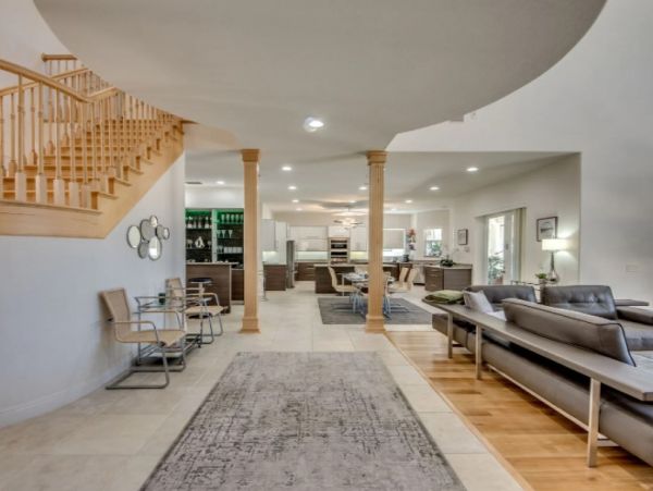 Five Bedroom Waterfront Vacation Pool Home in Cape Coral