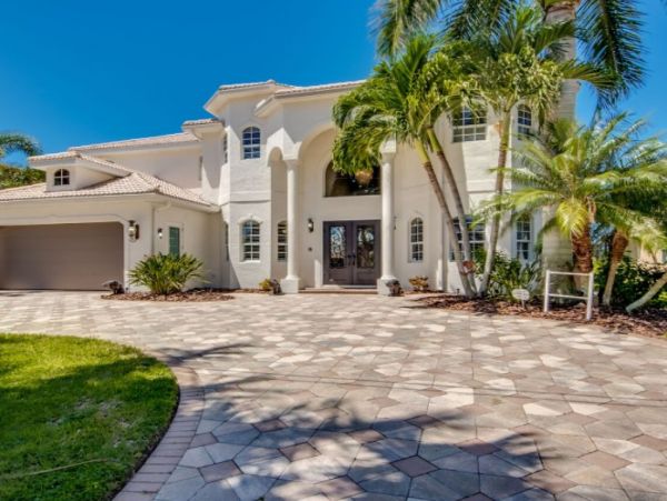 Five Bedroom Waterfront Vacation Pool Home in Cape Coral