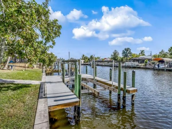 Cape Coral Canal-Front 4 Bedroom Home Private Pool & Dock