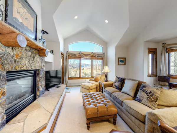 Arrowhead Three-Story Home with Free WIFI & Private Hot Tub