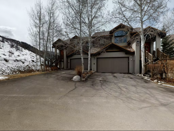 Arrowhead Three-Story Home with Free WIFI & Private Hot Tub