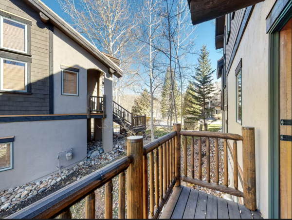 Arrowhead Three-Story Home with Free WIFI & Private Hot Tub