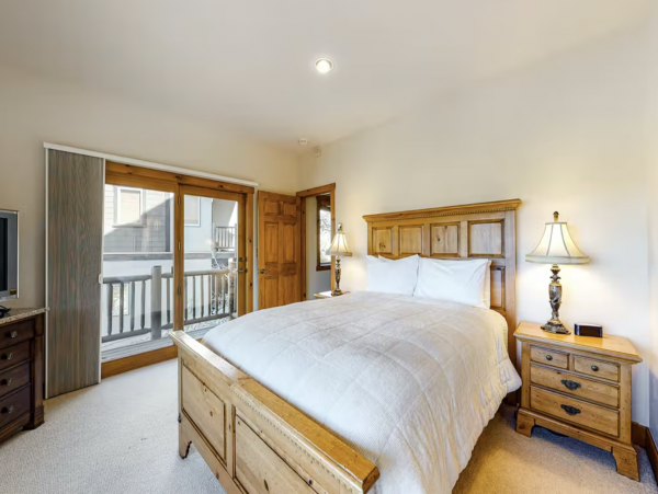 Arrowhead Three-Story Home with Free WIFI & Private Hot Tub