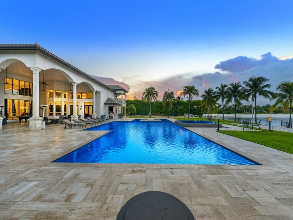 Luxury Hollywood FL 7 Bedroom Villa with Private Pool & Spa