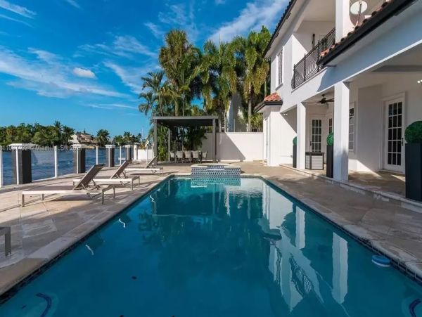 Fort Lauderdale Vacation Mansion Six Bedroom with Pool