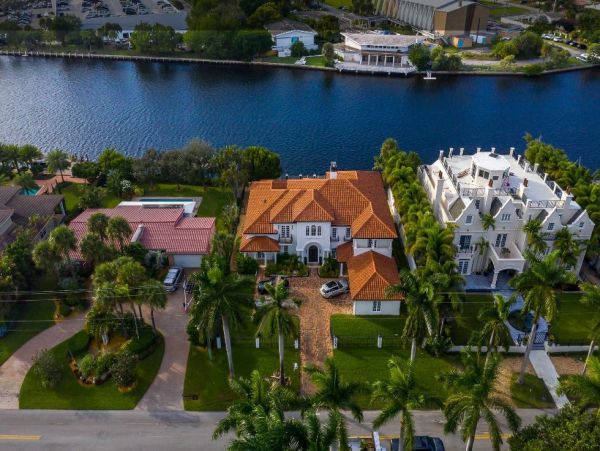 Fort Lauderdale Vacation Mansion Six Bedroom with Pool