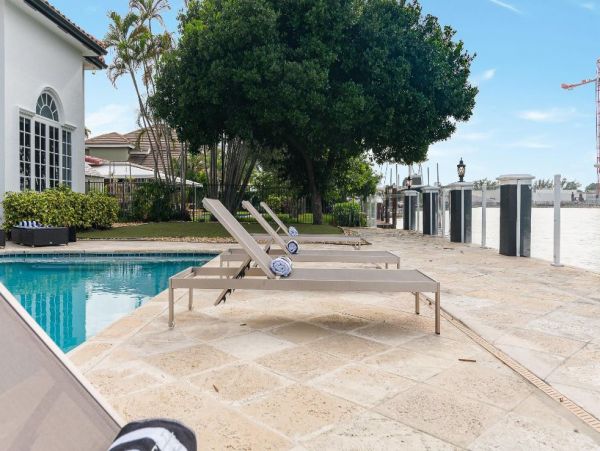 Fort Lauderdale Vacation Mansion Six Bedroom with Pool