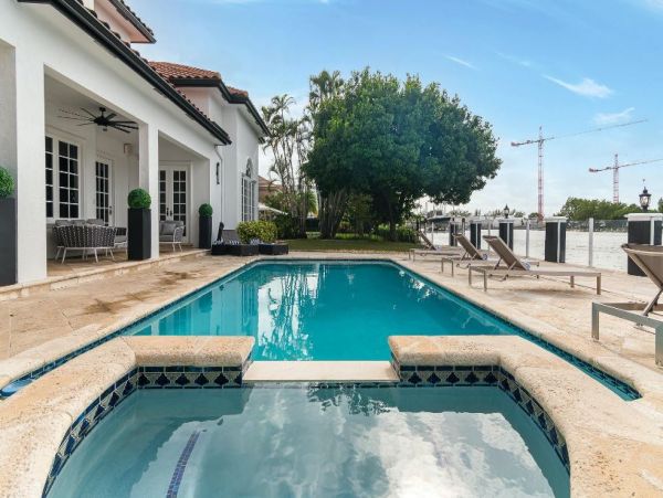 Fort Lauderdale Vacation Mansion Six Bedroom with Pool