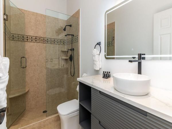 Fort Lauderdale Vacation Mansion Six Bedroom with Pool