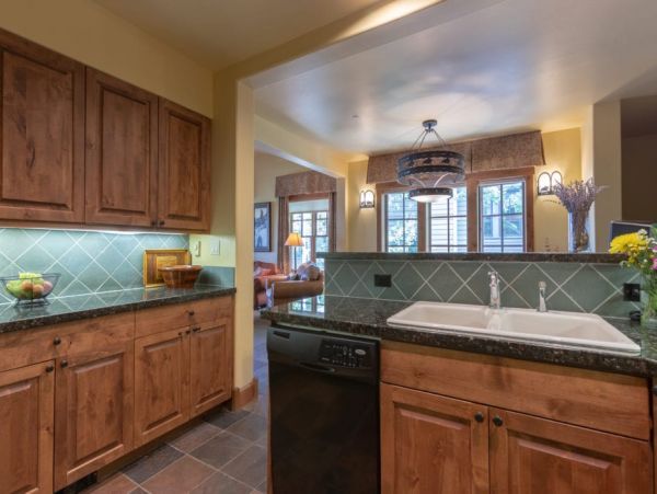 SKI-IN/SKI-OUT JACKSON HOLE CONDO SLEEPS 8