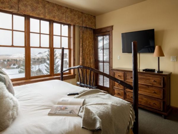 SKI-IN/SKI-OUT JACKSON HOLE CONDO SLEEPS 8