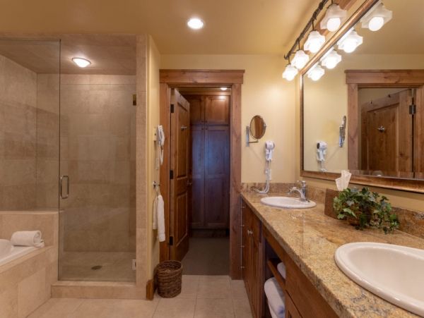 SKI-IN/SKI-OUT JACKSON HOLE CONDO SLEEPS 8