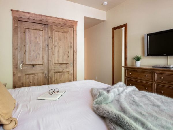 SKI-IN/SKI-OUT JACKSON HOLE CONDO SLEEPS 8