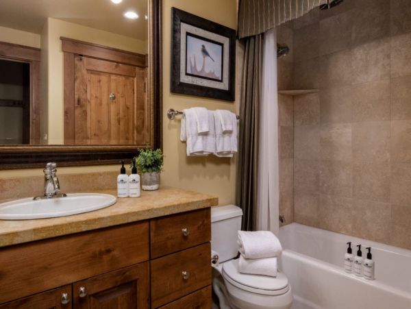 SKI-IN/SKI-OUT JACKSON HOLE CONDO SLEEPS 8