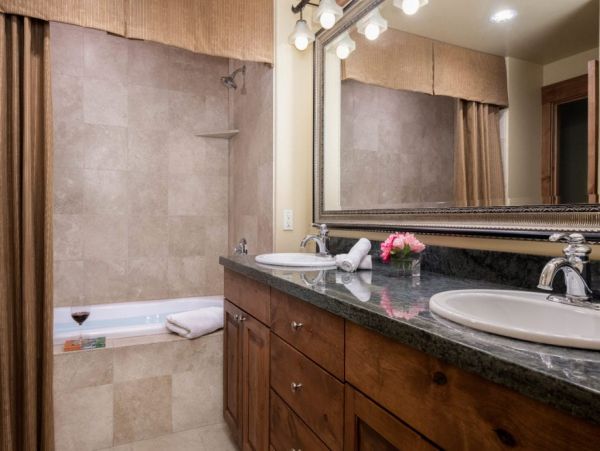 SKI-IN/SKI-OUT JACKSON HOLE CONDO SLEEPS 8