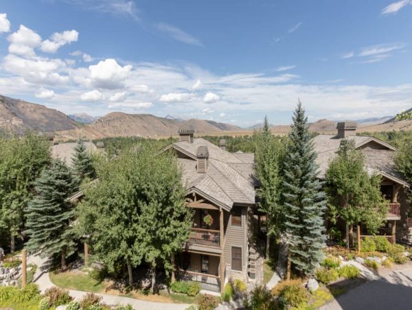 SKI-IN/SKI-OUT JACKSON HOLE CONDO SLEEPS 8