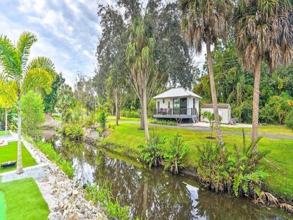 Bonita Springs Waterfront Home Great Yard & Private Pool