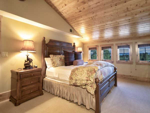 Stunning Vacation Home in Jackson Hole Sleeps 14 Guests