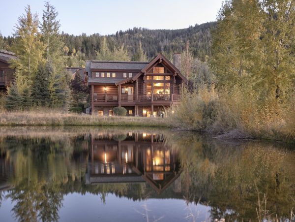 Stunning Vacation Home in Jackson Hole Sleeps 14 Guests