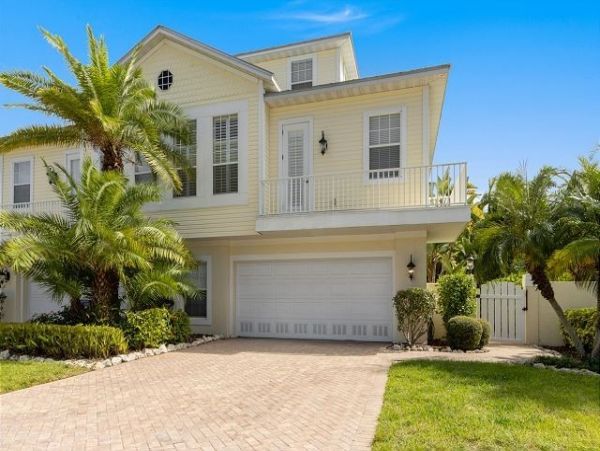 Three Bedroom Vacation Home in Anna Maria Walk To Beach