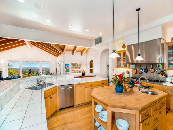 Magnificent Estate with Spectacular Mountain & Ocean Views