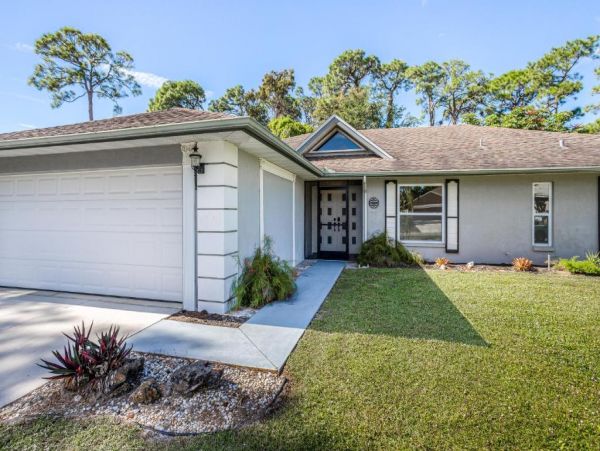 Cozy Single Level Home with Pool & Spa in Bonita Springs