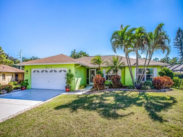 Bonita Springs Vacation Home Three Bedrooms with Pool